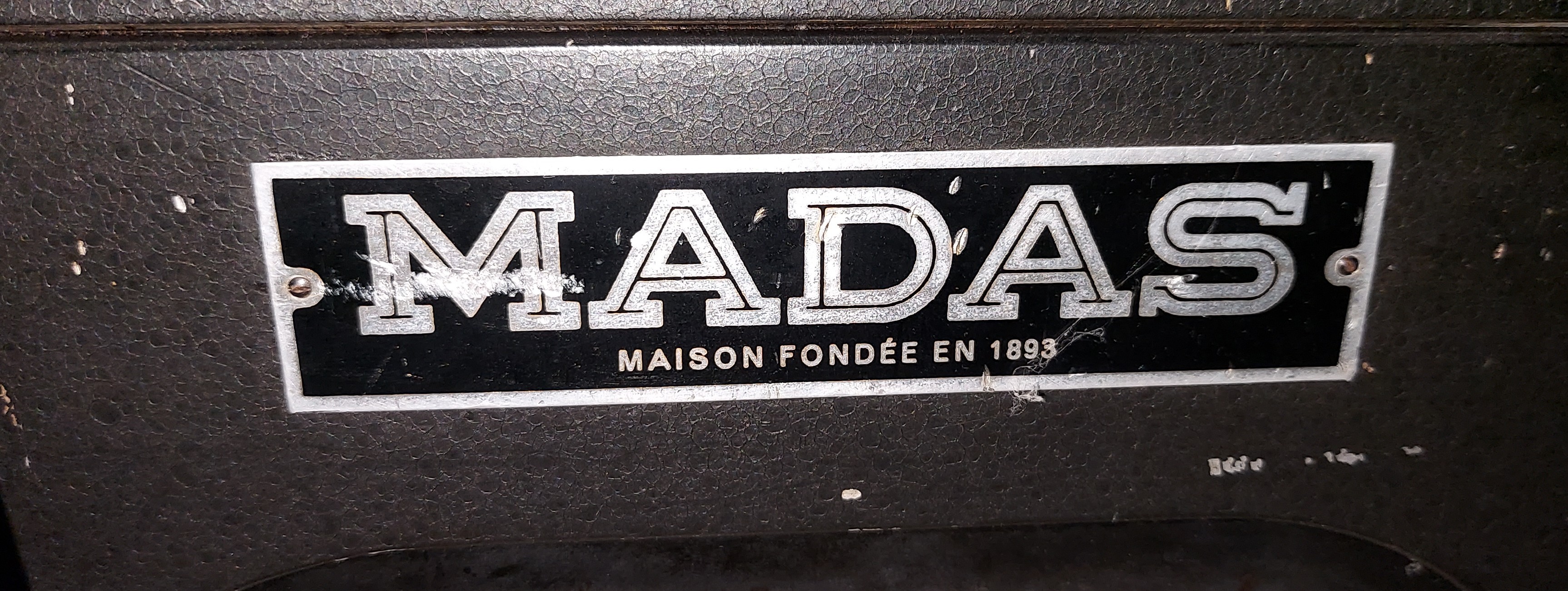 MADAS Schriftzug auf der historischen Rechenmaschine